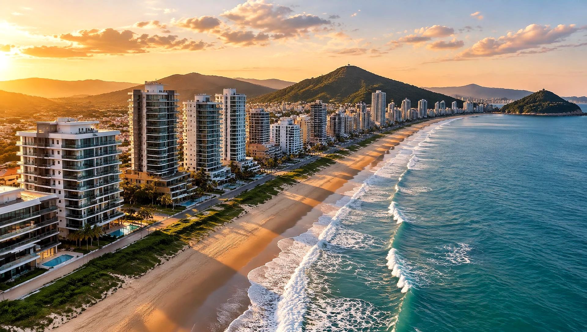 Vista da orla de Balneário Piçarras com prédios residenciais e o mar ao fundo